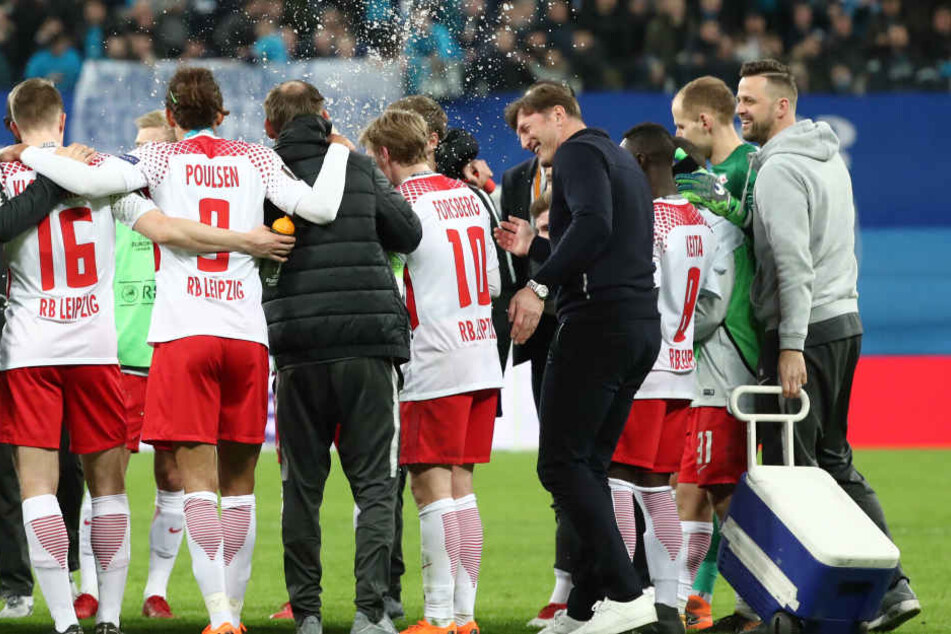 Wasser- oder Brausedusche nach dem Schlusspfiff: Den Roten Bullen reichte ein 1:1 bei Zenit fürs Viertelfinale.