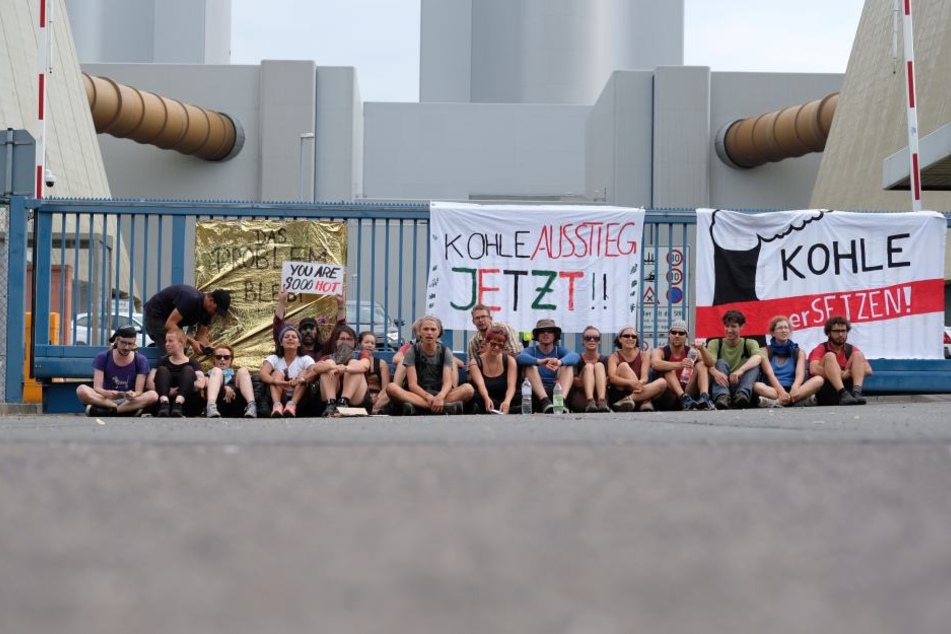 Teilnehmer des Klimacamps protestierten gegen den Abriss des Dorfes Pödelwitz, versperrten am Samstag die Zufahrt zum Kraftwerk Lippendorf.