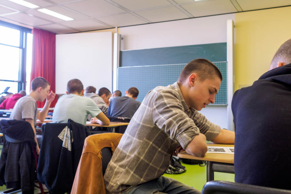 13 Schüler einer Realschule in Hof haben sich aus Solidarität mit einem an Krebs erkrankten Klassenkameraden eine Glatze rasiert.
