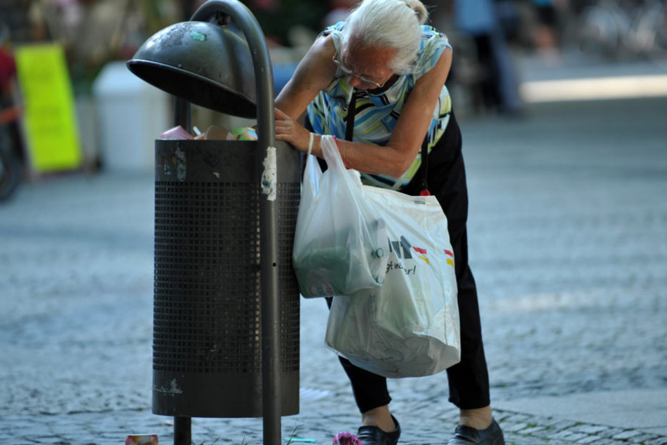 Pfandsamller in Leipzig müssen wohl auch weiterhin tief in den Mülleimer greifen. (Symbolbild)