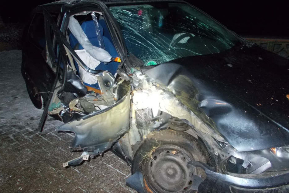 Die Beifahrerseite des Fiats wurde durch den Crash zum Teil aufgerissen.