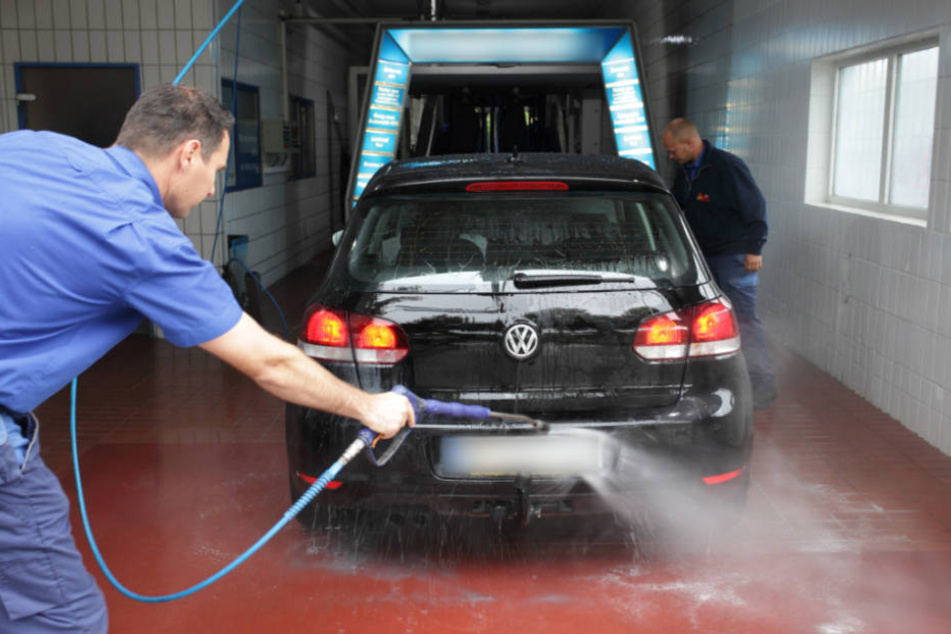 Der Wagen knallte erst gegen ein anderes Fahrzeug und dann gegen eine Garagenzufahrt (Symbolfoto).