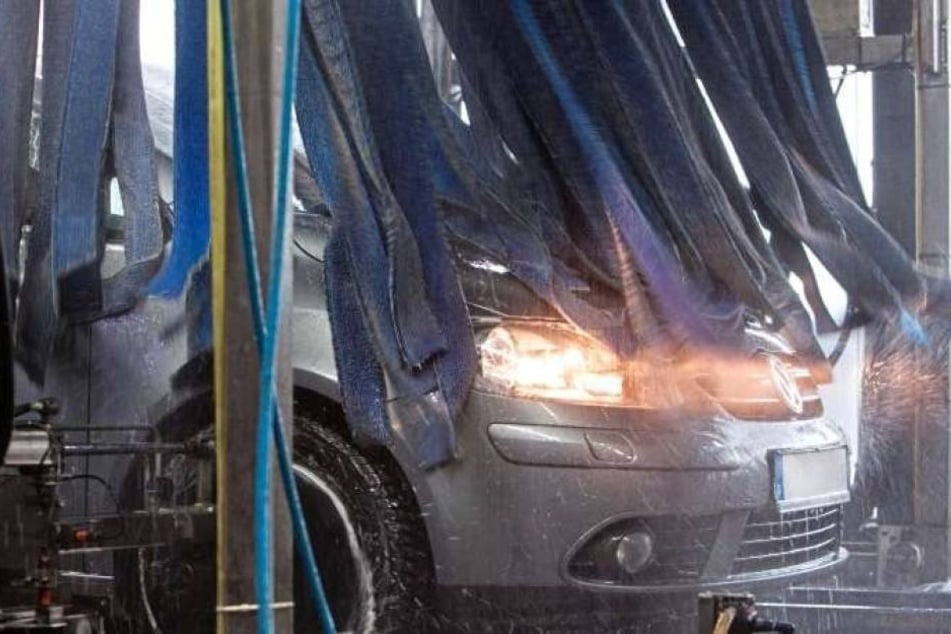 Die Frau wurde zwischen Fahrertür und Anlage eingeklemmt und wurde dabei schwer verletzt. (Symbolbild)