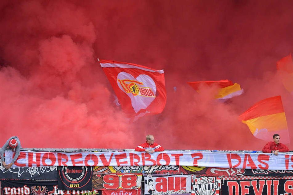 Auch die Ultras von Union Berlin brennen mal ganz gerne Pyrotechnik – so wie hier beim Spiel in Sandhausen Anfang September.