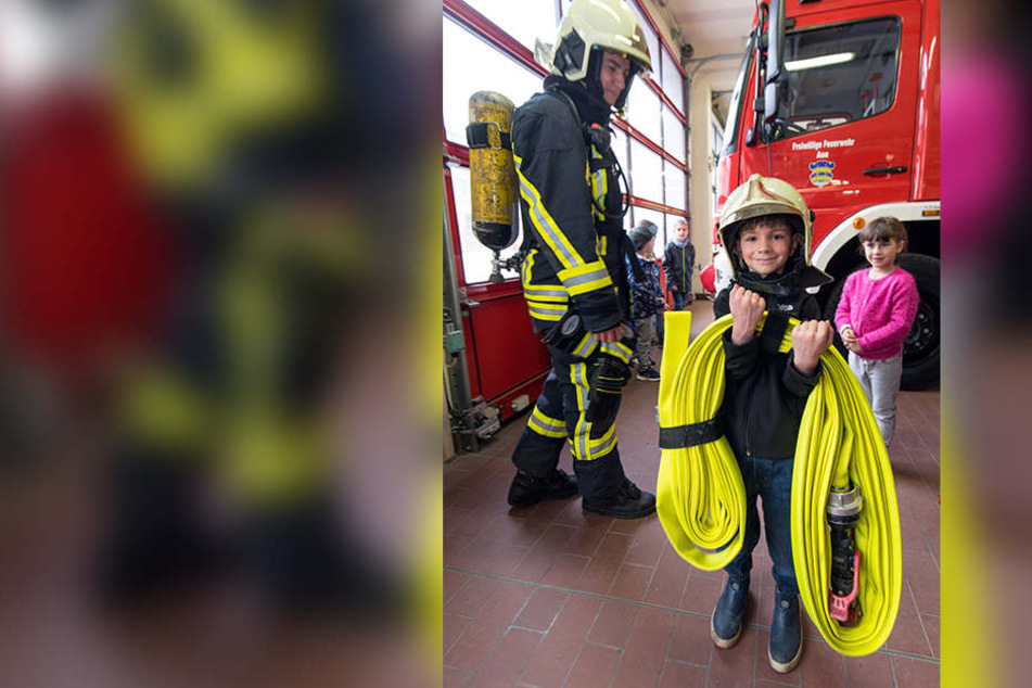 Schaut her, wie stark ich bin! Vorschüler Devin (6) schlüpfte nicht nur in die Ausrüstung, sondern trug sogar den schweren Feuerwehrschlauch.