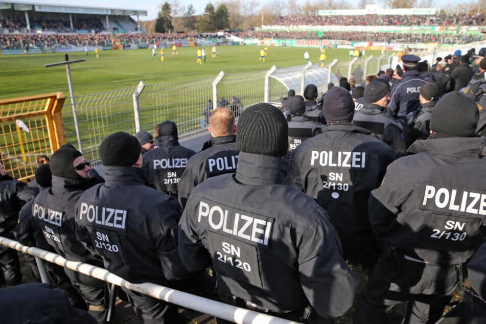 Polizisten bei einem Derby zwischen Lok und Chemie im Jahr 2016. Die nächste Partie im Oktober soll nun ohne die Fans der Lokschen stattfinden.