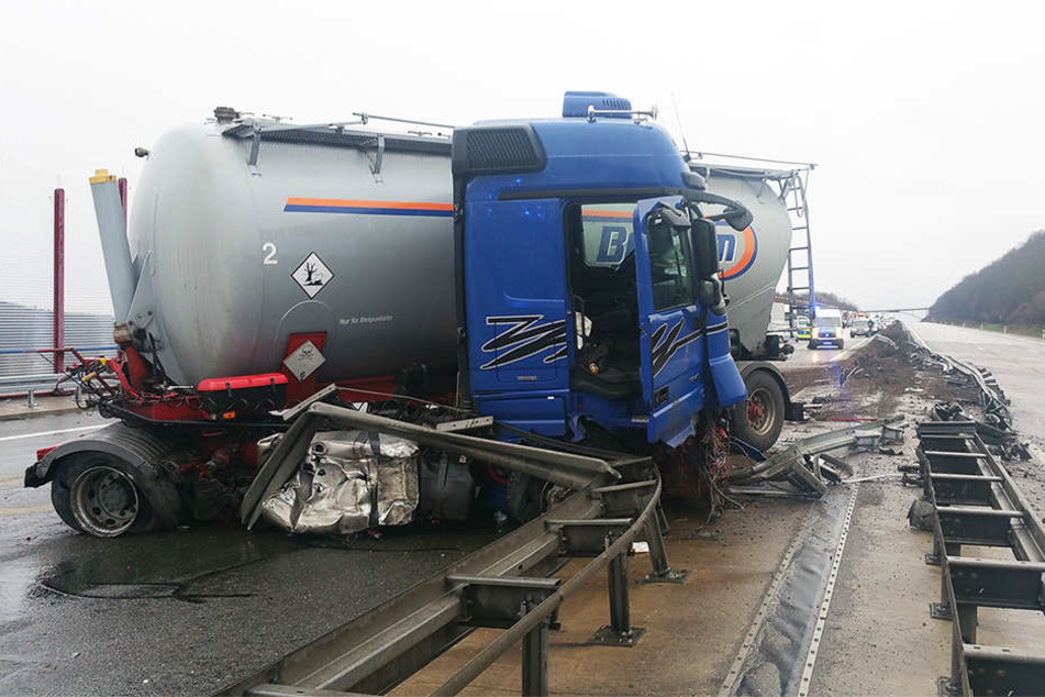 Der Lkw fuhr gegen die Mittelleitplanke und zerstörte diese komplett.