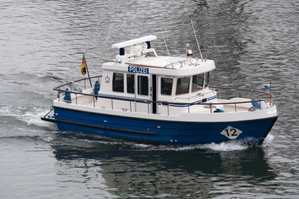 Die Wasserschutzpolizei zog die Gummipuppe aus dem Rhein. (Symbolbild)