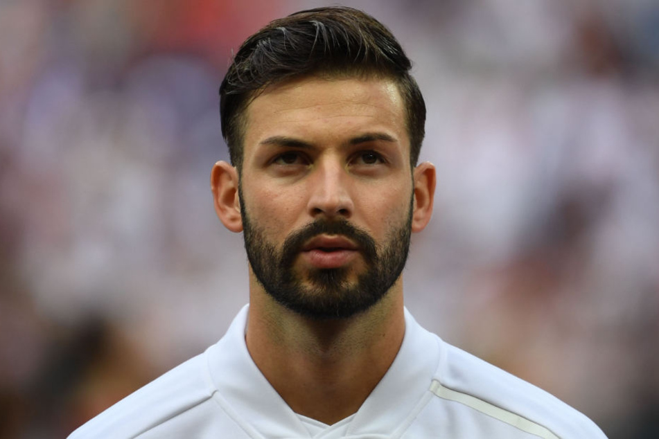 Plattenhardt singt stolz die Nationalhymne mit.