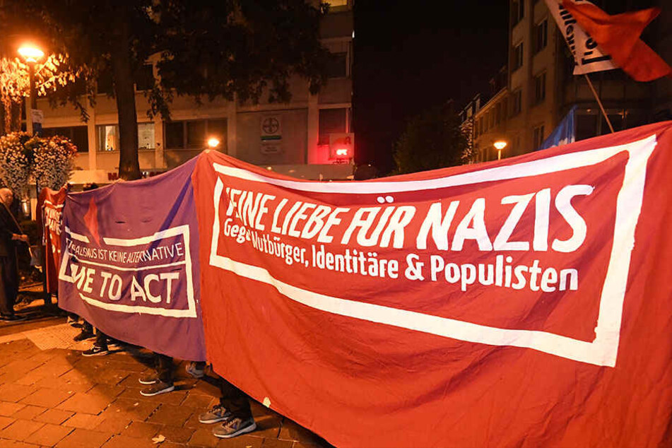"Keine Liebe für Nazis" war auf einem der Banner zu lesen.