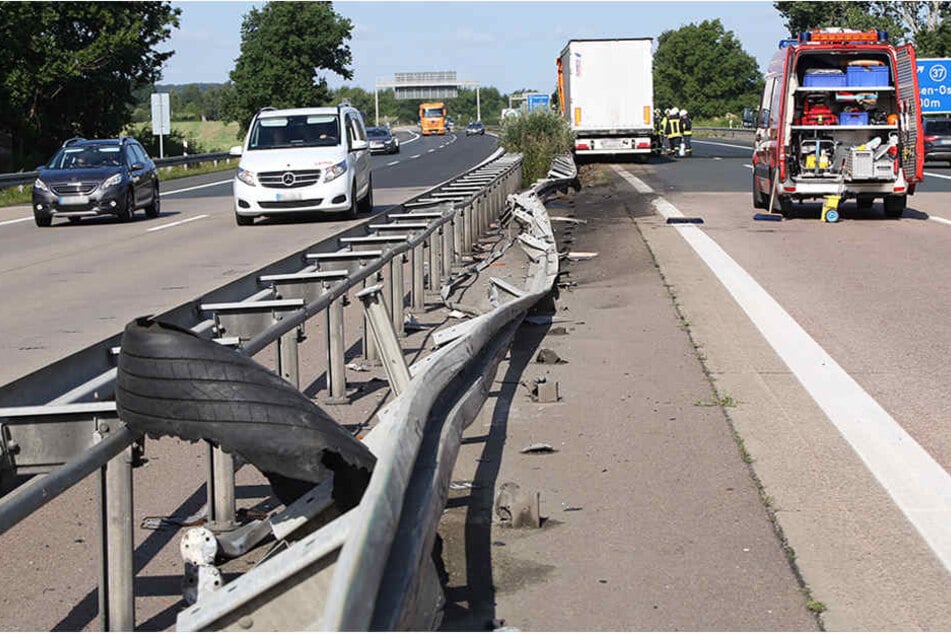 Der LKW war aufgrund des geplatzten Reifens in die Mittelleitplanke gekracht.