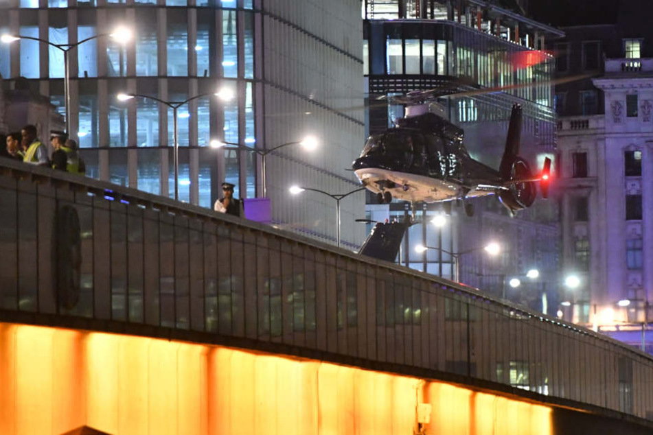 Auch ein Hubschrauber ist am Tatort.