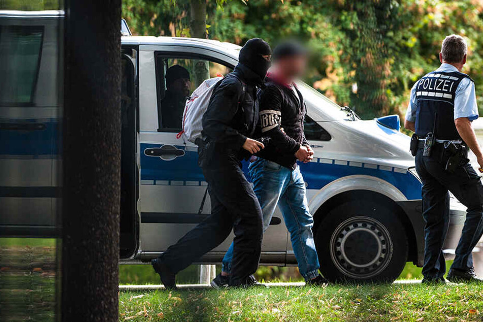 Eine der mutmaßlichen Rechtsterroristen vor der Haftrichtervorführung beim Bundesgerichtshof in Karlsruhe.