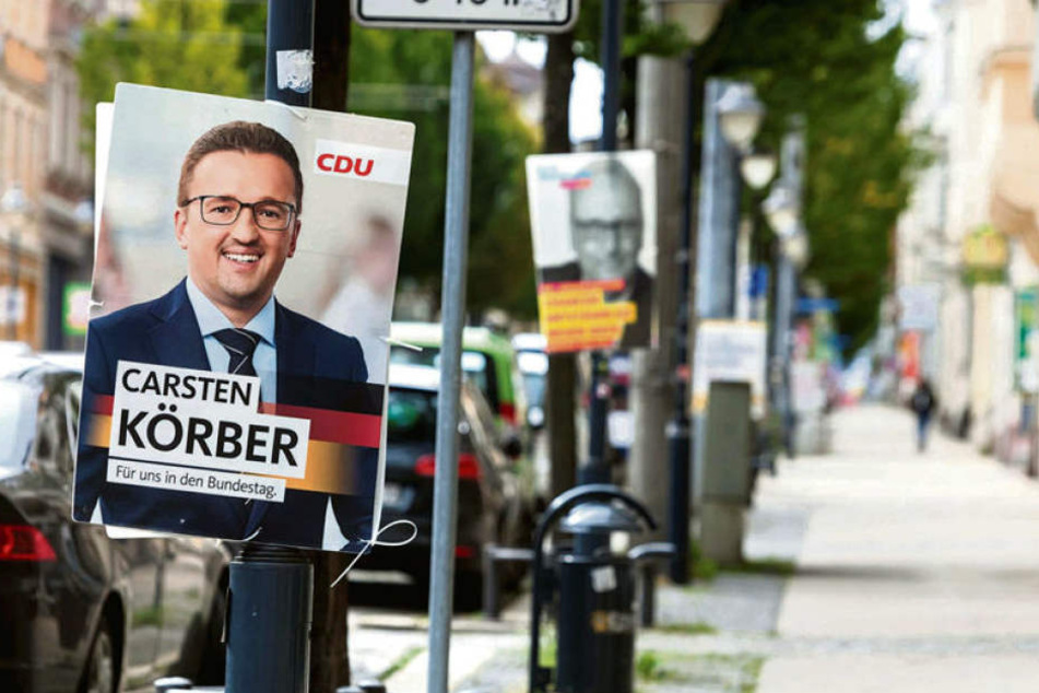 Wahlplakate an Zwickauer Laternenpfählen. Das ist erlaubt. Aber nicht an Oberleitungsmasten der SVZ.