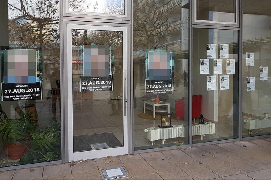 An einem Laden im Rosenhof hingen "Fahndungsplakate".