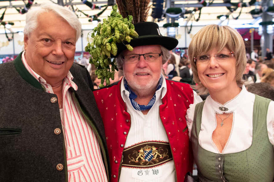 Jürgen Westenthanner, ehemaliger Bürgermeister von Pullach, Stammgast Günter Werner (M) und Cornelia Zechmeister, 2. Bürgermeisterin von Pullach.