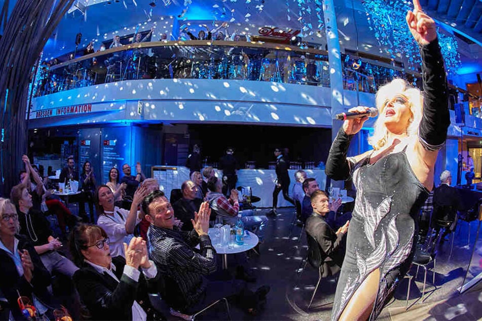 Auch so kann das QF aussehen: Miss Chantal alias Gordon Gatz singt in Sternenlicht getaucht.