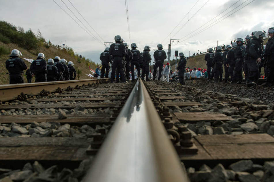 Die Polizei räumte die Blockade zunächst nicht aus dem Weg.
