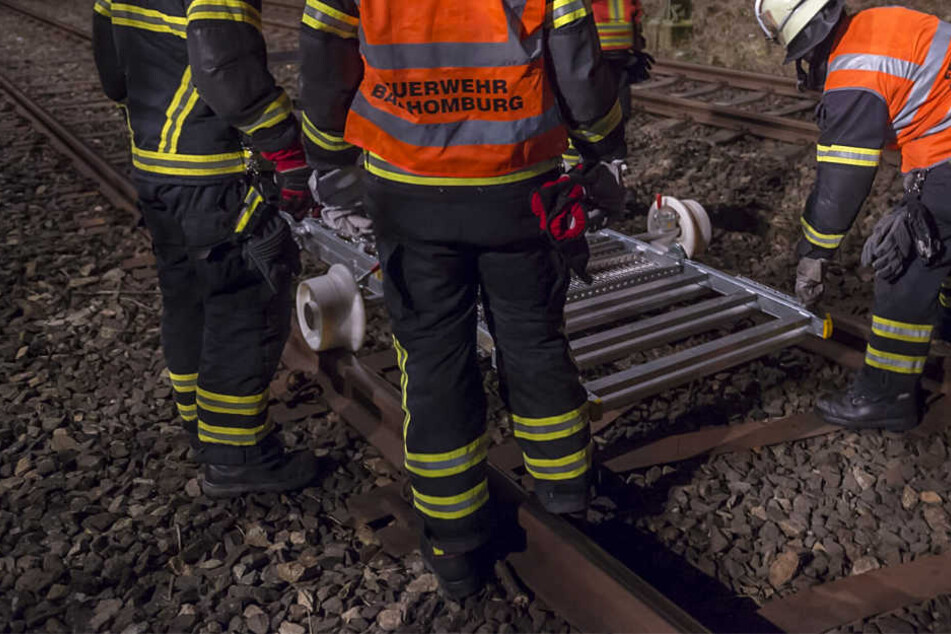Mit einer Spezialvorrichtung wurde der Verletzte auf den Gleisen transportiert.