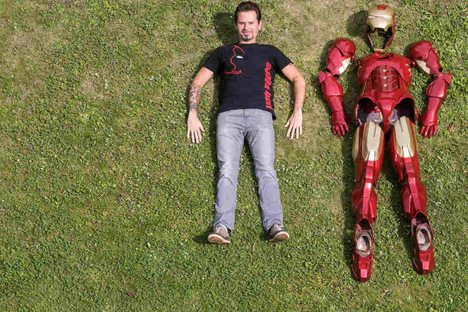 Der Dresdner Iron Man Rocco Zschuppe 31): pur und mit selbst gebautem Super-Anzug.