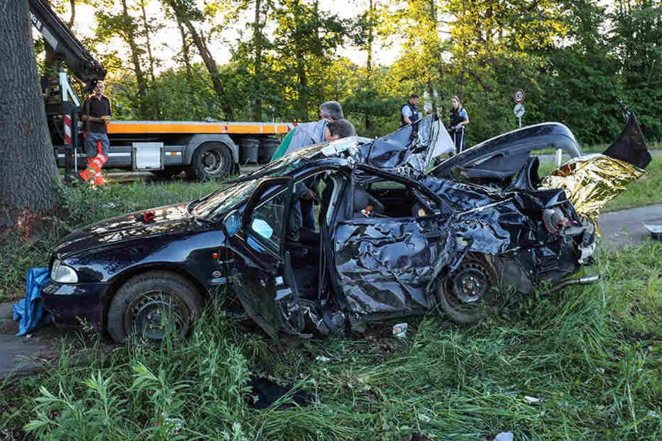 Der Audi zeugt von der Wucht des Aufpralls.