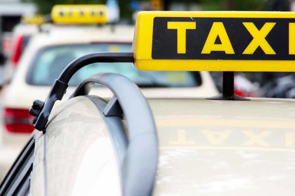 Zwei bewaffnete Männer haben in der Nacht auf Dienstag einen Taxifahrer in Friedrichshafen überfallen. (Symbolfoto)