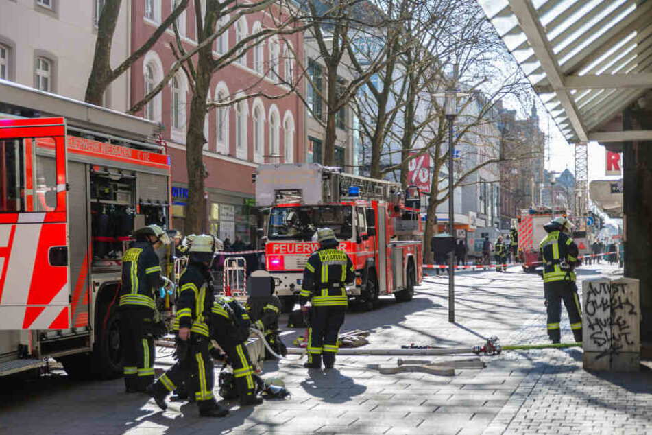 Die Einsatzkräfte der Feuerwehr rückten sofort an und hatten den Brand schnell unter Kontrolle.