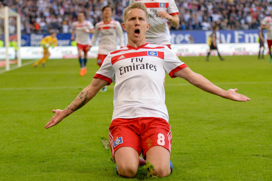 Lewis Holtby feiert sein Tor gegen den FC Freiburg am 31. Spieltag im Volksparkstadion.
