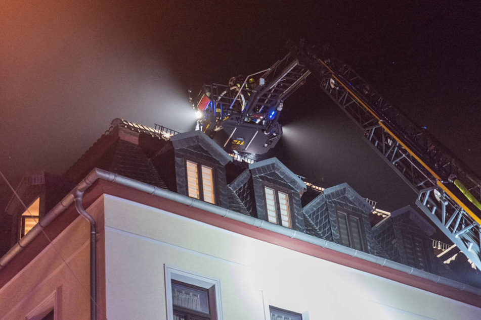 Die Feuerwehr musste das Dach öffnen, um an alle Glutnester zu gelangen.