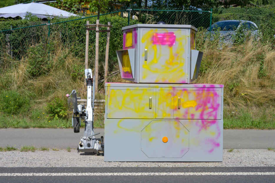 Angesprüht wurde der Blitzer mit gelber und einer pinker Farbe.