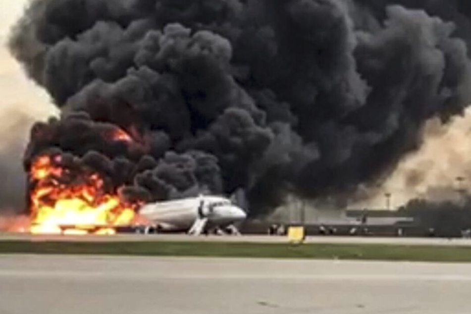 Die brennende Maschine des Typs Suchoi Superjet-100 auf dem Moskauer Flughafen Scheremetjewo.