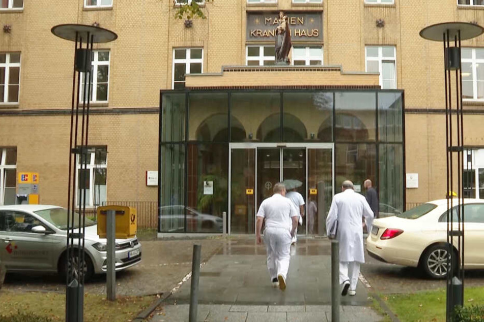 Medizinisches Personal geht in das Marienkrankenhaus in Hamburg.