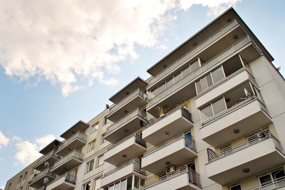 Von ihrem Balkon aus warf die aggressive Frau (43) mit Flaschen auf Passanten. (Symbolbild)