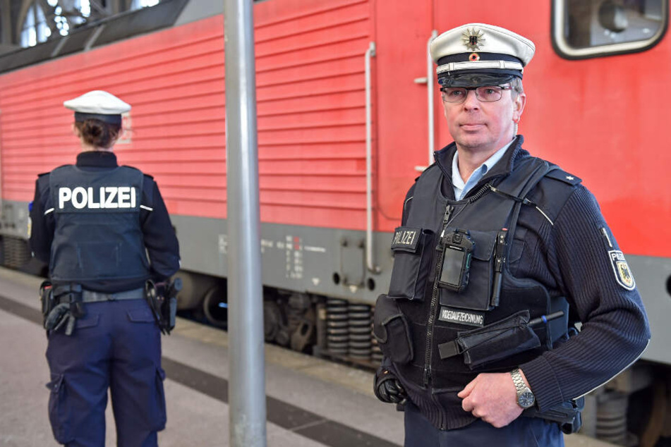 Deutlich sichtbar sind die Kameras an der Uniform der Beamten.