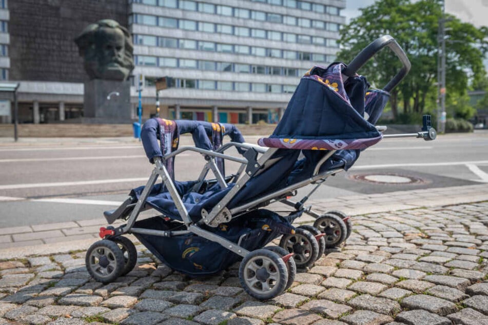 Dieser Zwillings-Kinderwagen ohne Kinder in der Brückenstraße rief die Polizei auf den Plan.