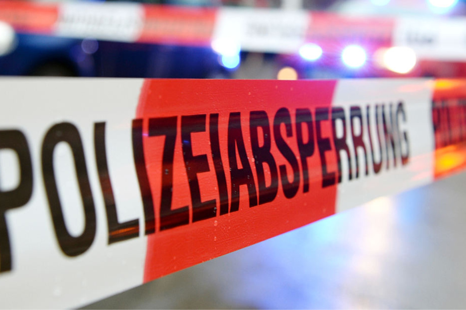 Die Beamten sperrten das Grundstück für die Spurensicherung ab. (Symbolbild)