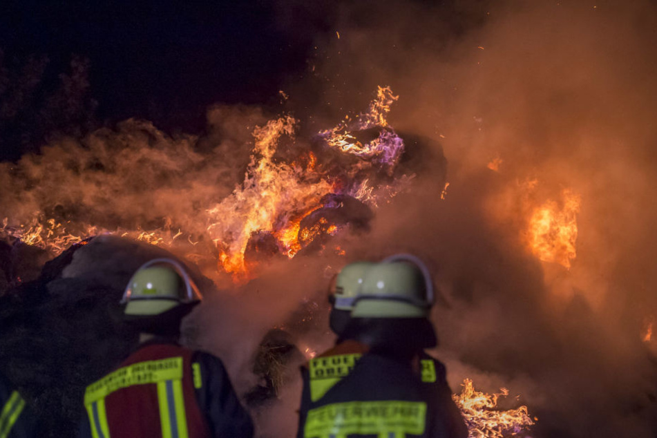 Die Feuerwehr überwachte die brennenden Strohballen.