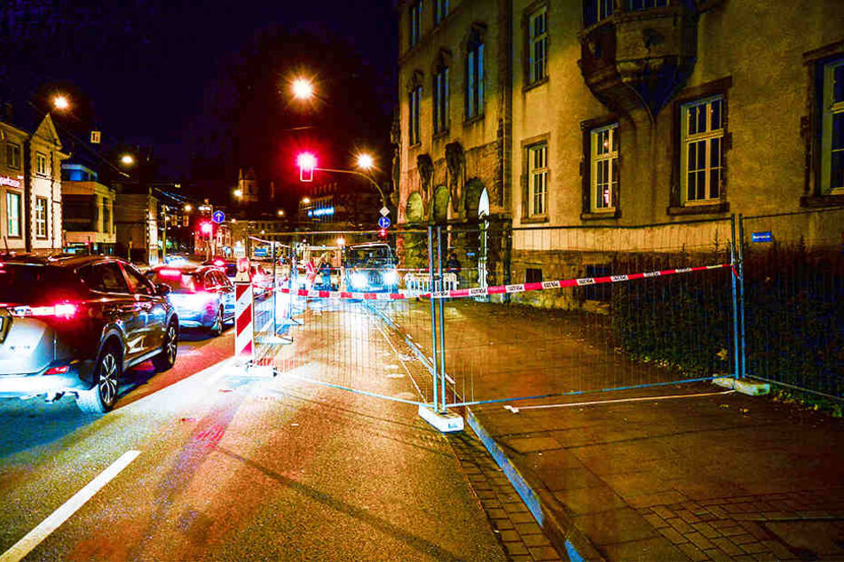 Die Polizei sperrte sowohl den Gehweg als auch die Straße ab, sodass für Fußgänger und Autofahrer keine Gefahr mehr besteht.