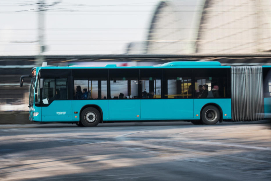 Die Schlägerei brach in einem Linienbus in Eltville aus. (Symbolbild)