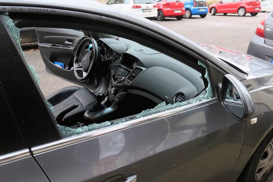 Die Beifahrerseite wurde eingeschlagen, während der Fahrer noch im Auto war (Symbolbild).