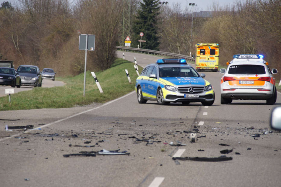 Trümmerteile sind auf der Fahrbahn verstreut. Die Landstraße wurde voll gesperrt.