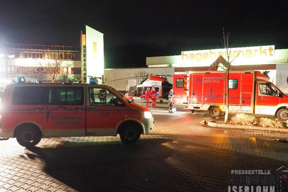 Die Rettungskräfte parkten und landeten auf einem benachbarten Parkplatz eines Baumarktes.