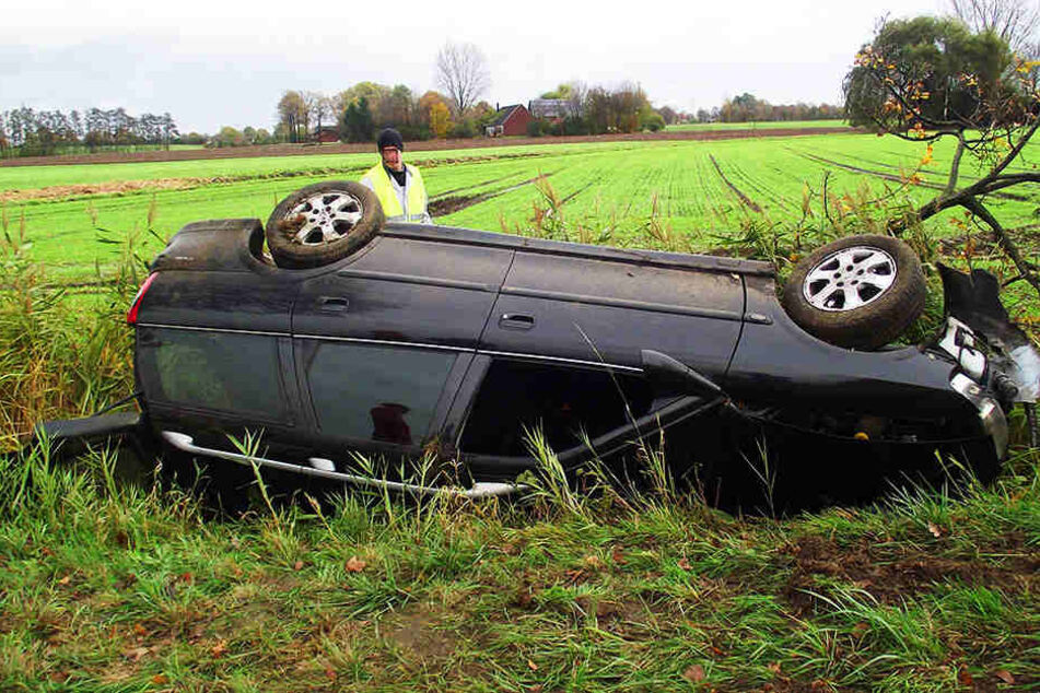 Durch ein Überholmanöver kam ein Honda-Fahrer von der Straße ab und krachte gegen einen Baum. Er blieb auf dem Dach liegen.
