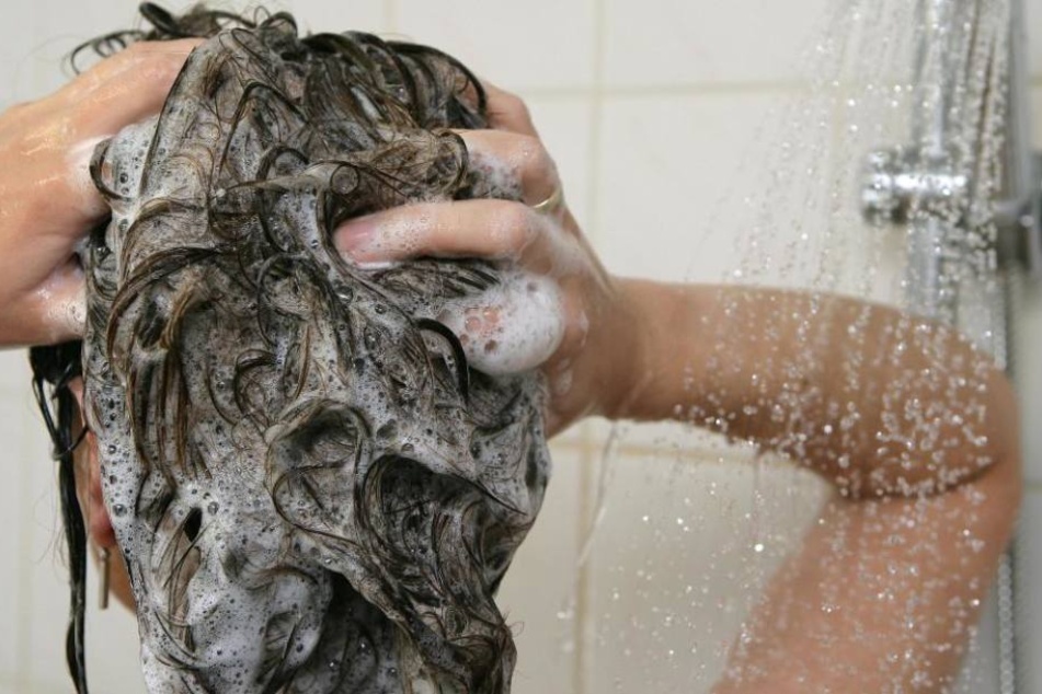 Ohne an etwas Böses zu denken, verließ sie ihre Wohnung. Doch ihre Dusche war noch an. (Symbolbild)