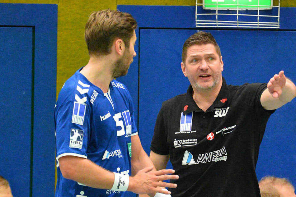 EHV-Coach Maik Handschke (r.) gibt Arni Thor Sigtryggsson Anweisungen.