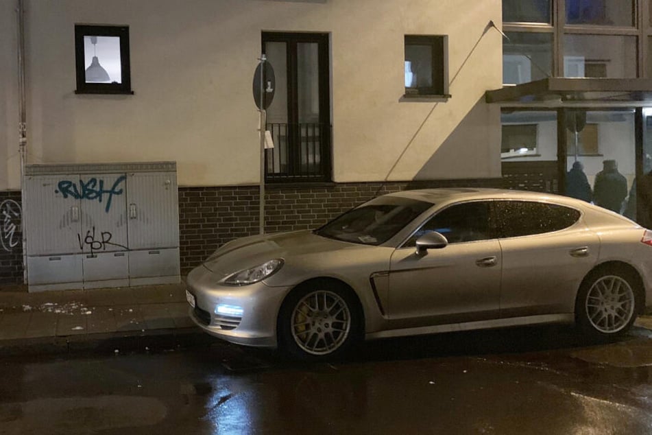 Die getötete Frau, die im Porsche saß, kommt aus Frankfurt.