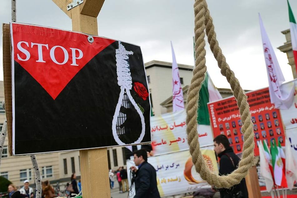 Iraner protestieren vor dem Brandenburger Tor gegen die Anwendung der Todesstrafe in ihrem Heimatland. (Archivbild)