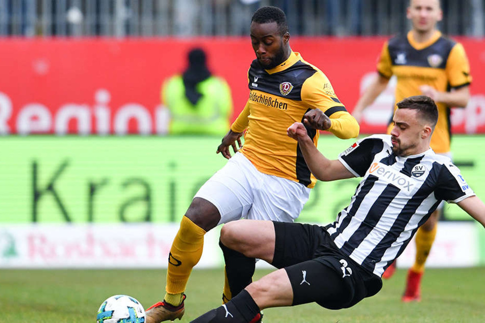 Erich Berko (gelbes Trikot) hat Mühe, den Ball gegen SVS-Kicker Philipp Förster zu behaupten.
