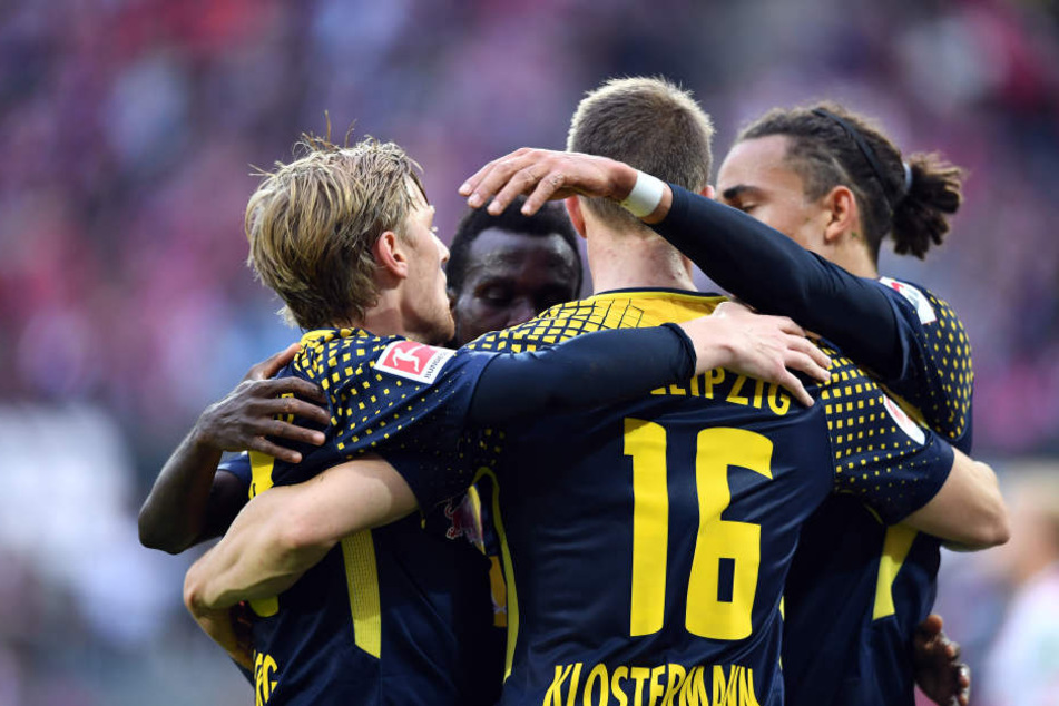 Forsberg (li.), Bruma (hinten) und Poulsen (re.) feiern mit Torschütze Klostermann.