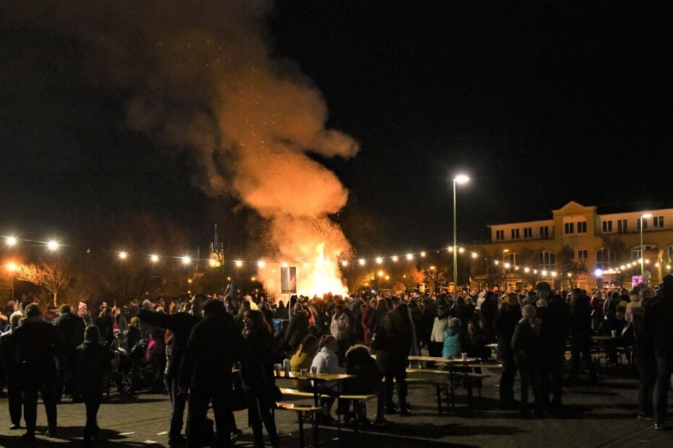 Was für ein Spektakel! Über 1000 Leute beobachteten am Samstag das Weihnachtsbaumverbrennen in Werder.